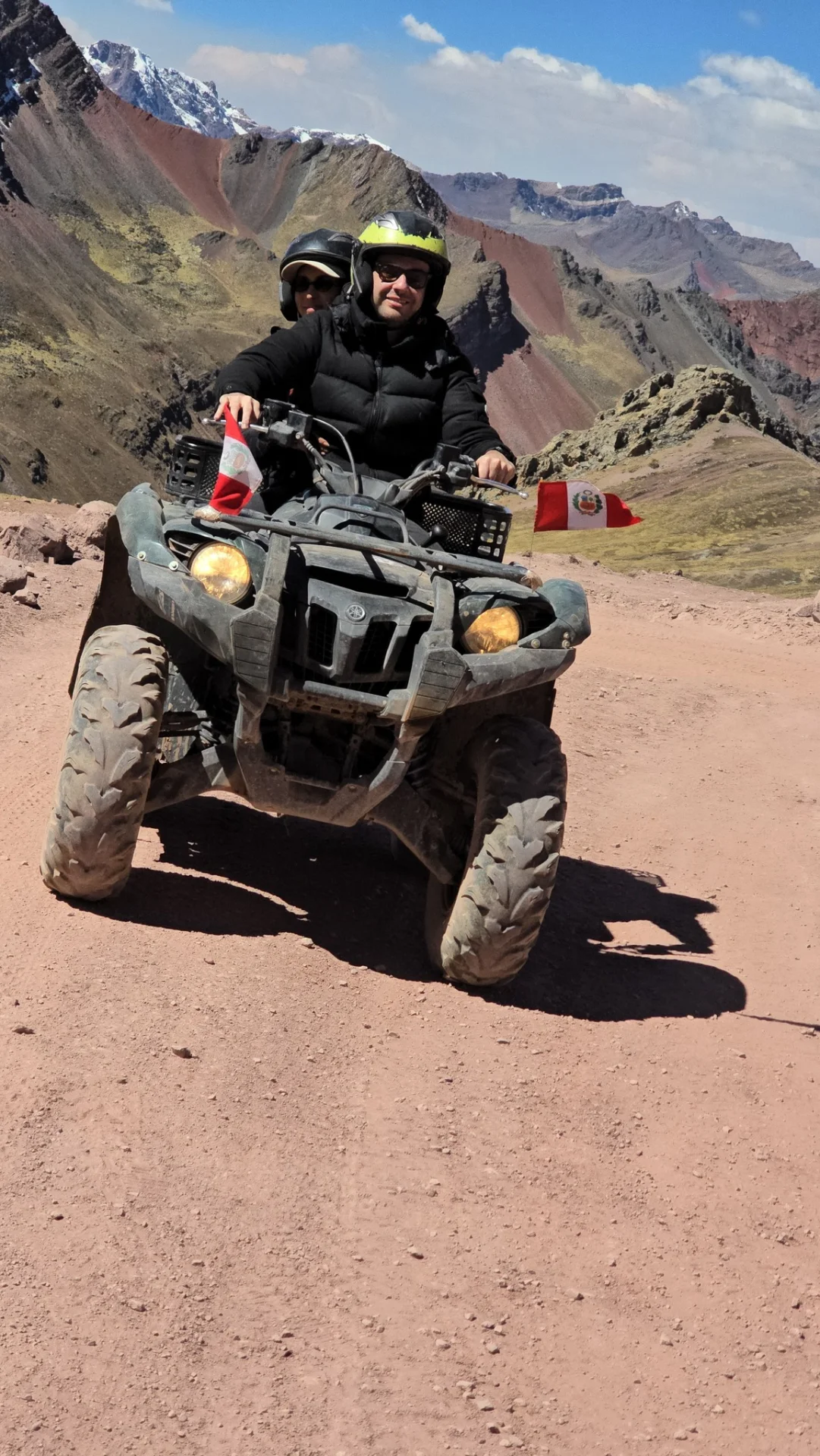 Un piloto en cuatrimoto sobre la trocha de grava
