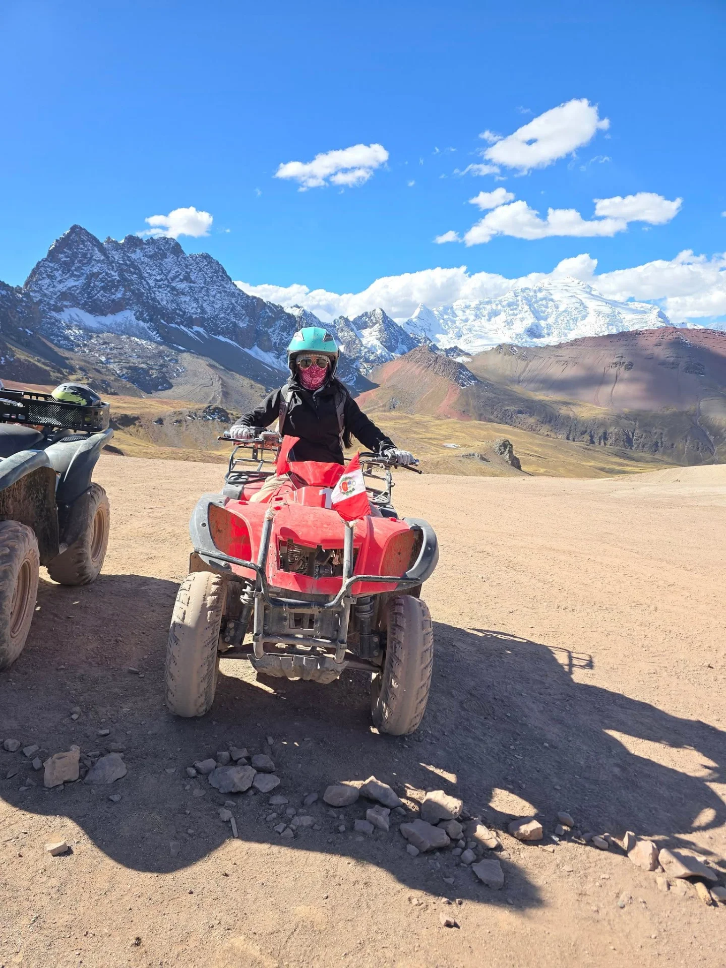 Montaña de Colores en cuatrimoto · Vinicunca y Valle Rojo · sendero y paisaje de montaña, Cusco, Perú