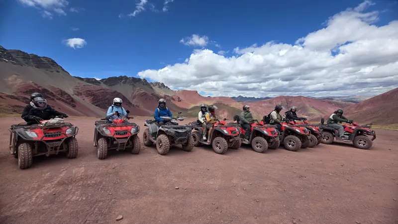 Quadriciclos em fila na planície abaixo da Montanha Colorida