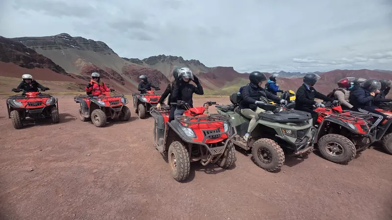 Pilotos em quadriciclos antes do trecho ao Vale Vermelho