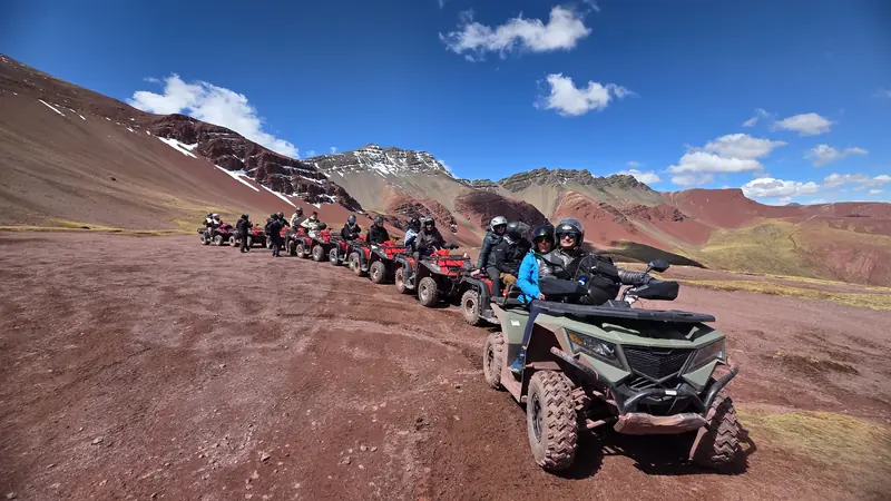 Fila de quadriciclos na estrada para Vinicunca