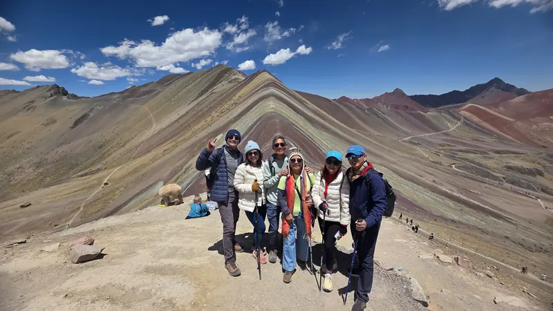 Grupo no mirante da Montanha Colorida, 5.030 m