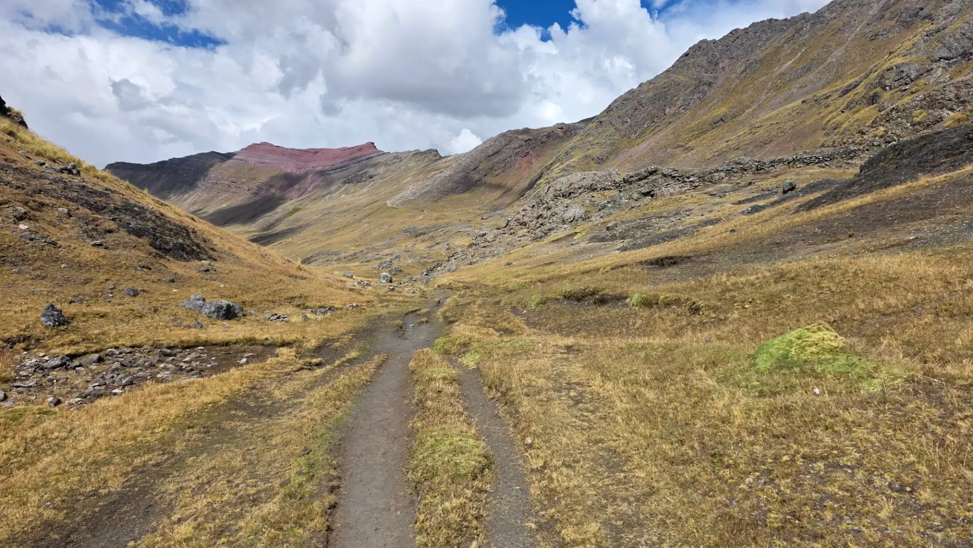 The trail through the high valleys around Ausangate.