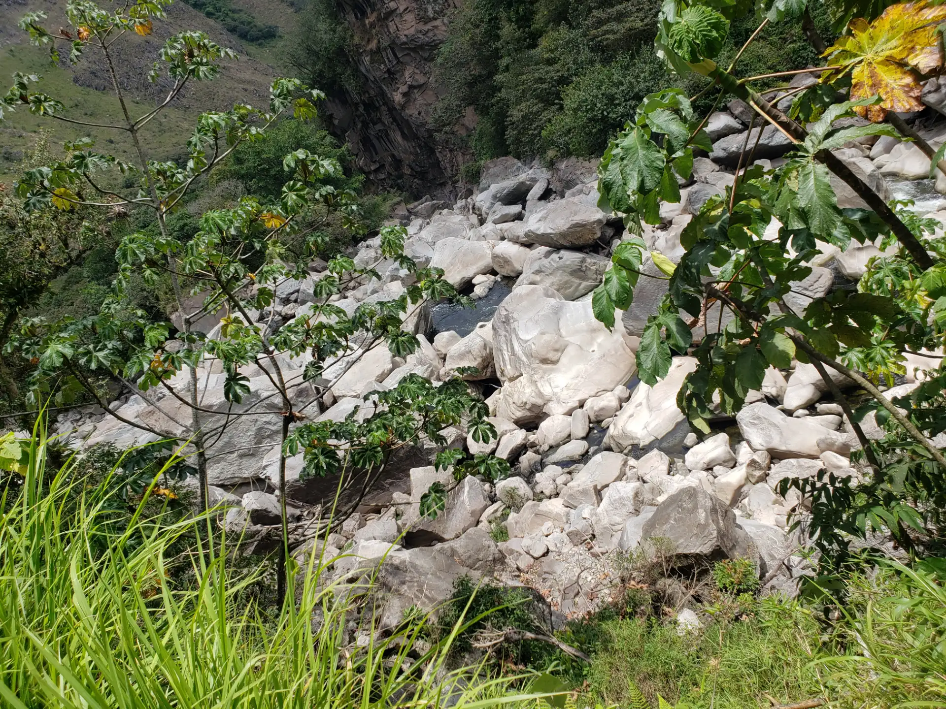 The flat path beside the railway from Hidroeléctrica to Aguas Calientes.