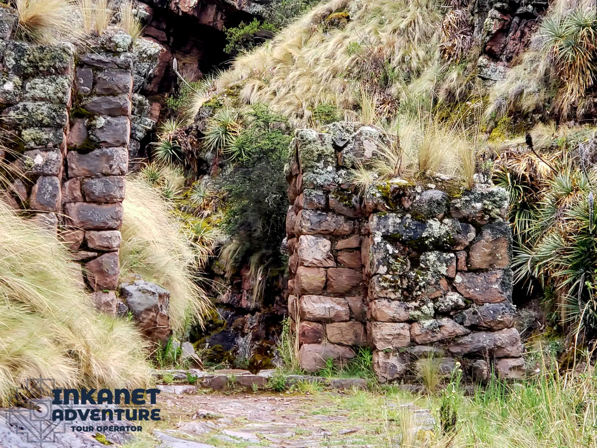 Inca stonework on the descent to Huchuy Qosqo.