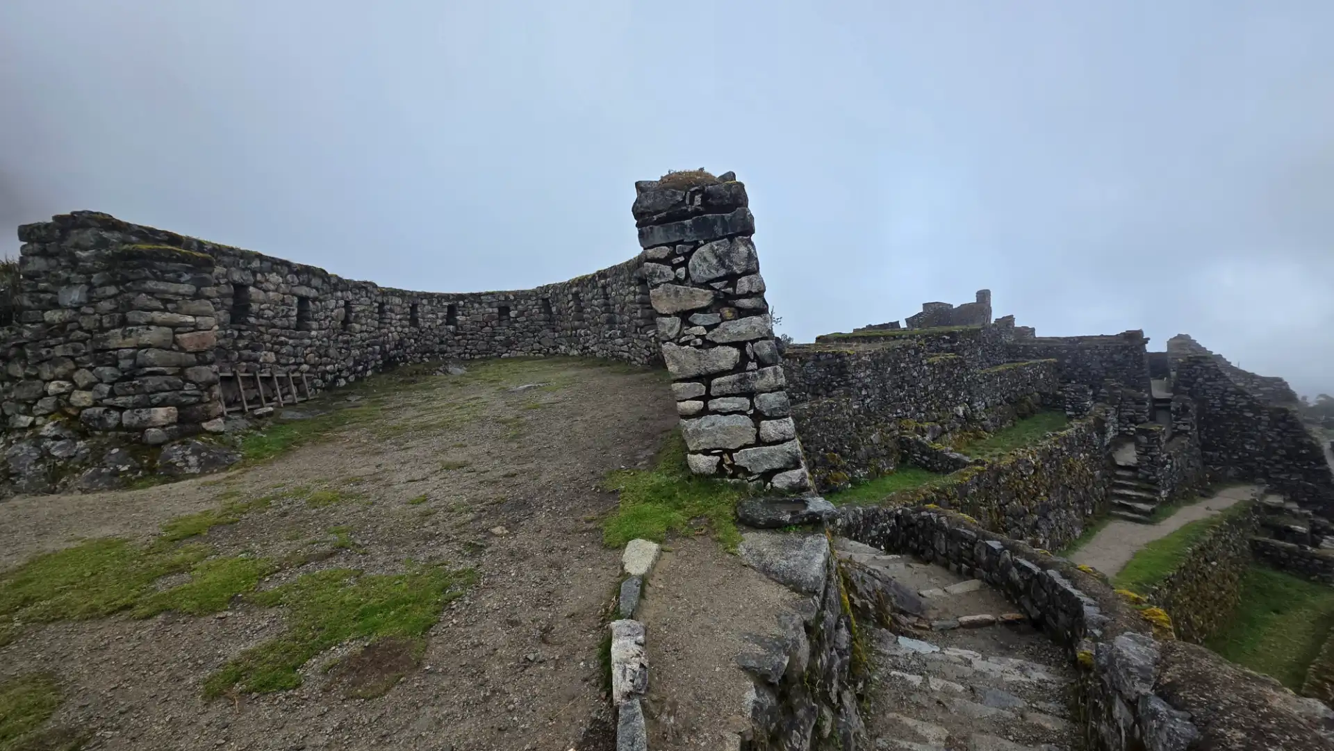 Muros incas na neblina na Trilha Inca, em novembro.