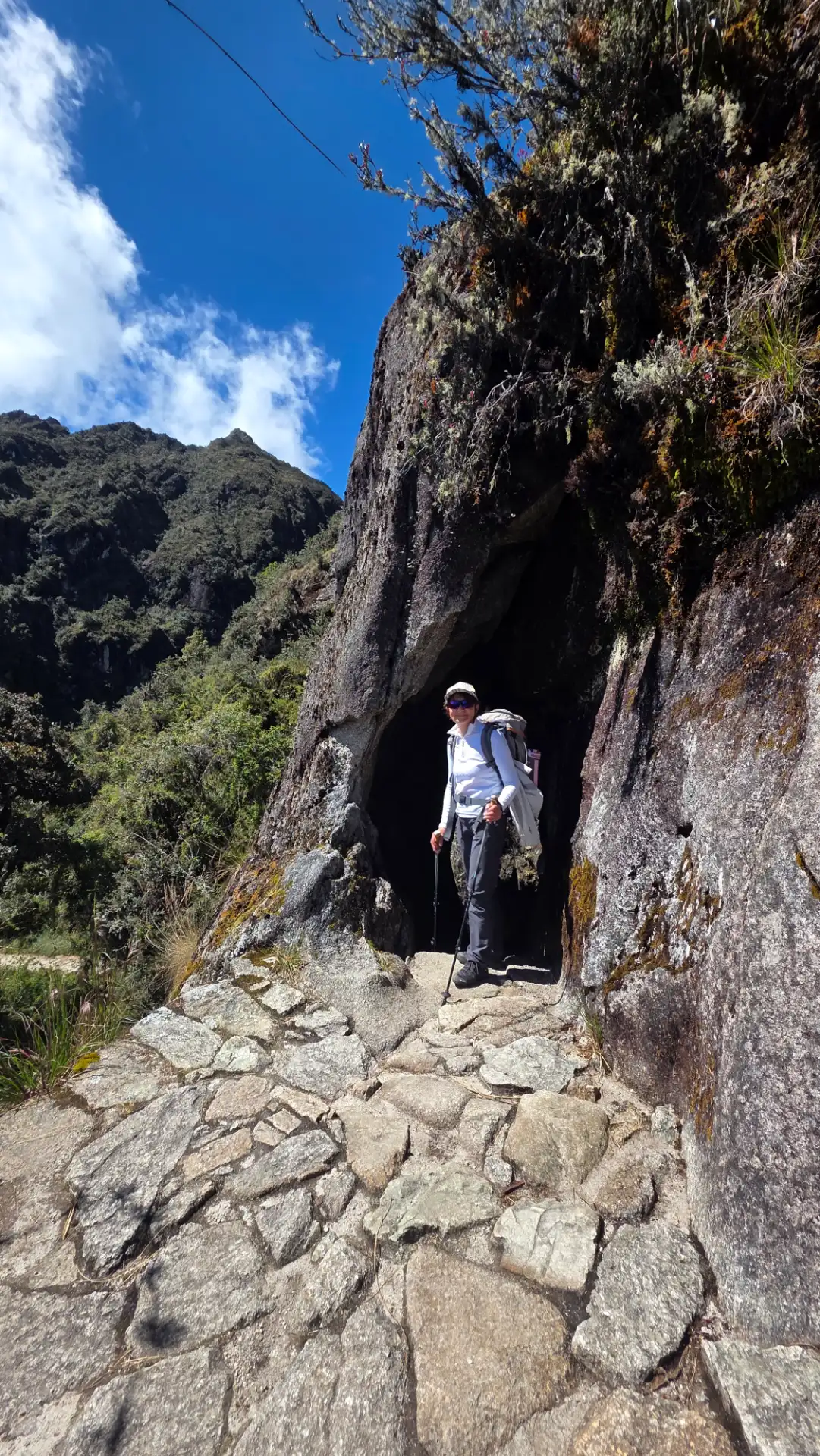 Escadarias incas íngremes talhadas na rocha: treine as pernas para subir e descer.