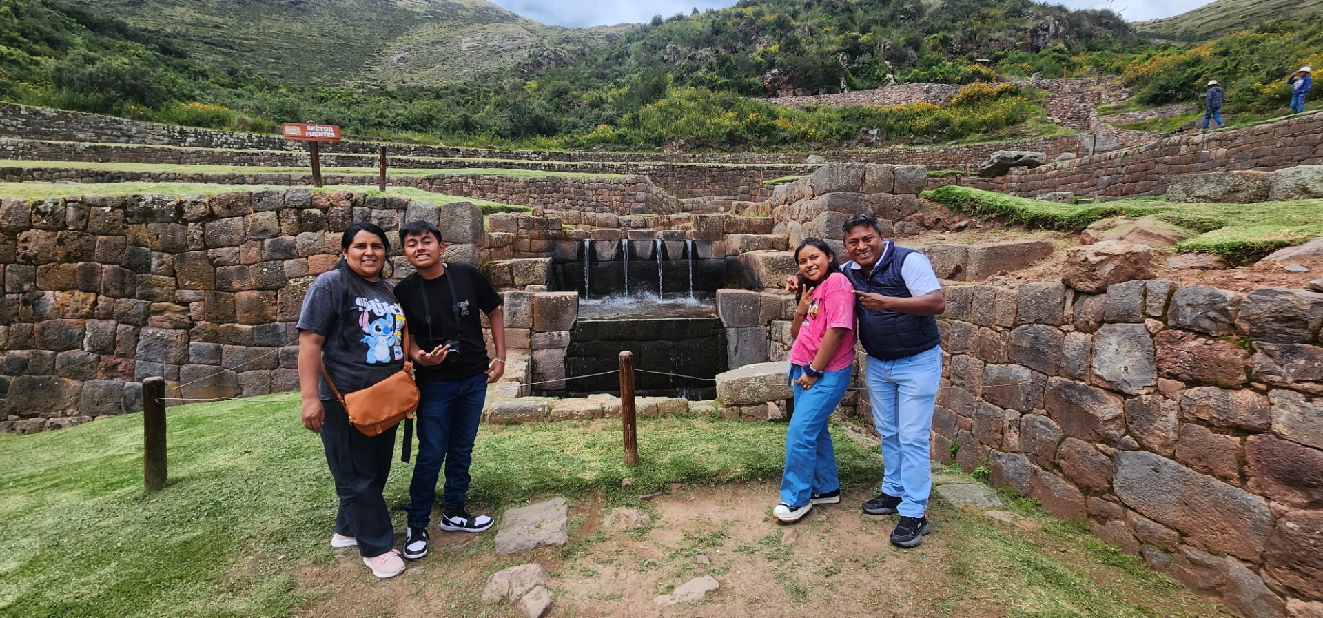 Valle Sur de Cusco · Tipón, Pikillacta y Andahuaylillas · sendero y paisaje de montaña