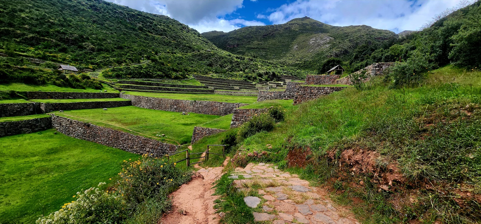 Valle Sur de Cusco · Tipón, Pikillacta y Andahuaylillas · paisaje andino en la ruta